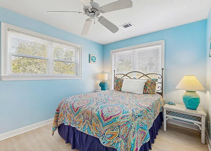 Bright With Decks Wifi Ac Laundry & Shared Pool Dock - Walk To The Holiday home Gulf Shores