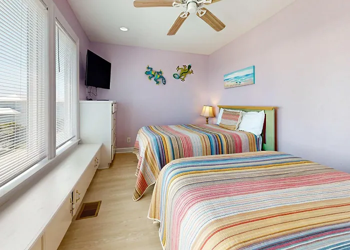 Bright With Decks Wifi Ac Laundry & Shared Pool Dock - Walk To The Holiday home Gulf Shores